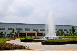 長沙電機廠-位于公司辦公區的綠化廣場，中間位噴泉